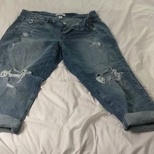 Fashionably destroyed cropped leg stretch jeans
